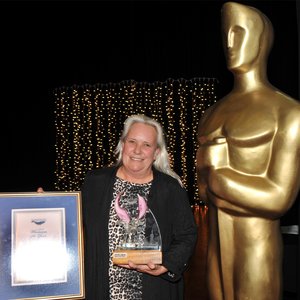 Die trotse Vrou van die Jaar, Kim “Sharklady” MacLean met haar sertifikaat en trofee  